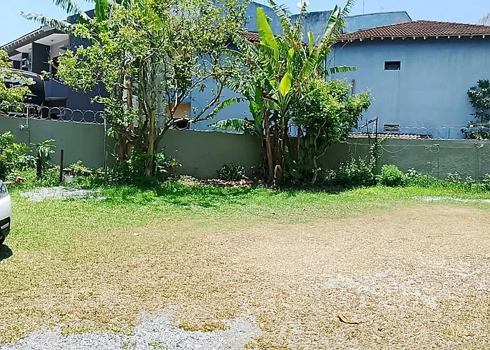 Casa em Condomínio à 3 min a pé da Praia 2 suítes com AR Condicionado